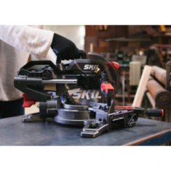 SKIL 20V Afkortzaag / Verstekzaag 216mm Met Trekfunctie En Laser 3590AA Incl. 4.0Ah Accu + Snellader -Elektrisch Gereedschap 123 1642